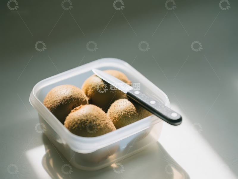 高清大图下载【趣麦麦图】透明盒中的猕猴桃与刀具