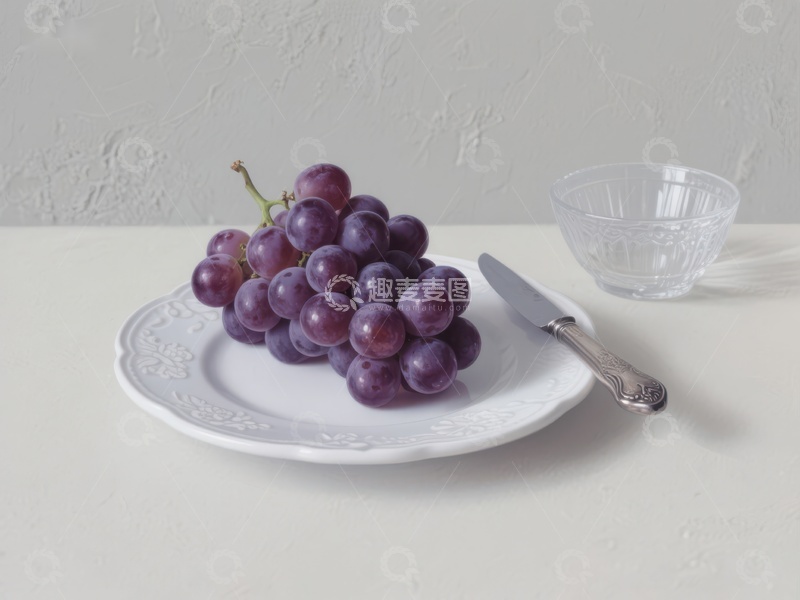 高清大图下载【趣麦麦图】盘中紫葡萄与刀具的静物组合