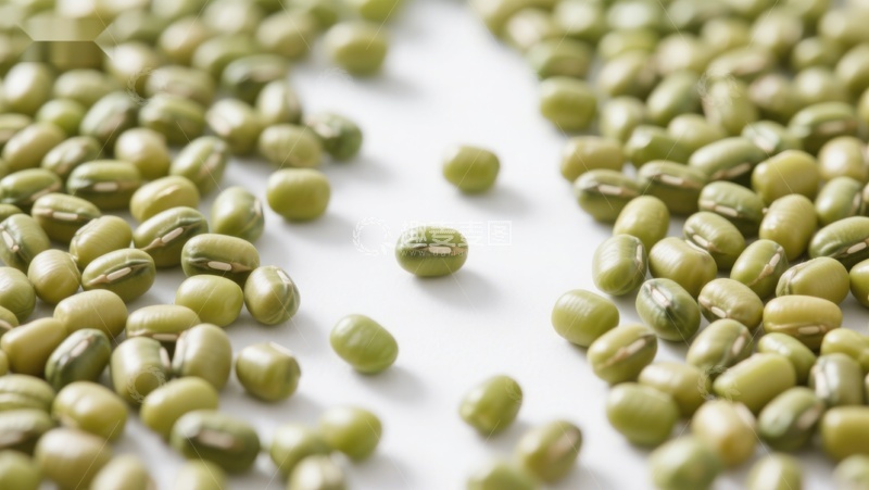 高清大图下载【趣麦麦图】新鲜绿豆散落桌面