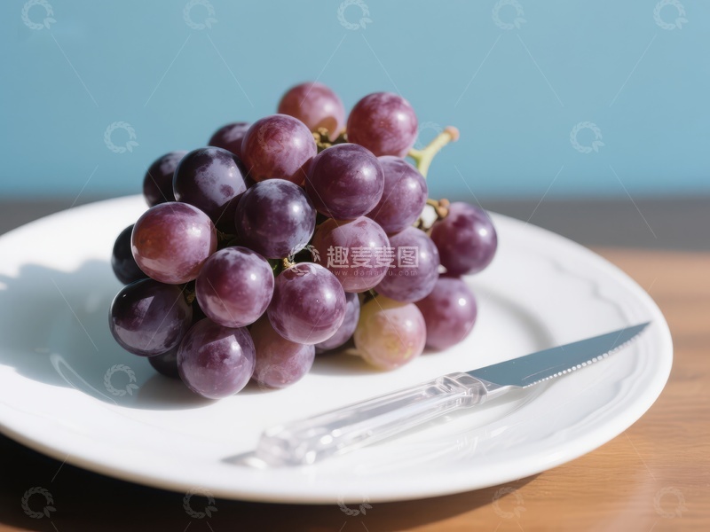 高清大图下载【趣麦麦图】盘中紫葡萄与透明刀具