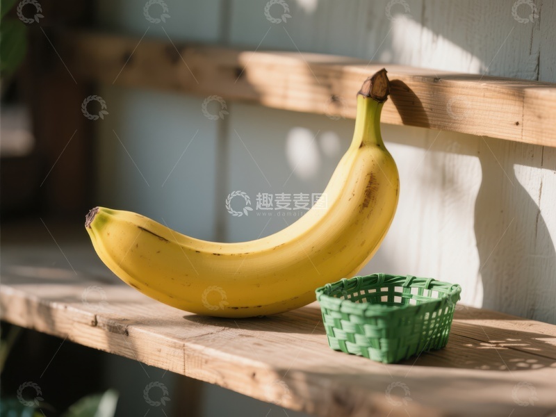 高清大图下载【趣麦麦图】阳光下的香蕉与绿色篮子