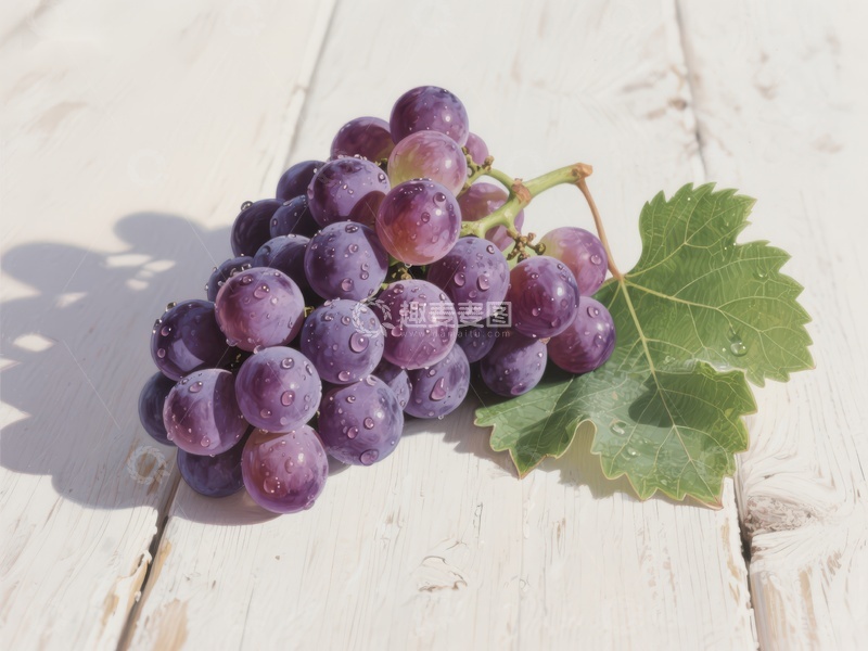 高清大图下载【趣麦麦图】新鲜紫葡萄与绿叶置于木板上