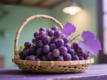 篮子里的紫葡萄与紫色叶子