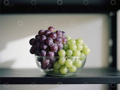透明碗中的红绿葡萄