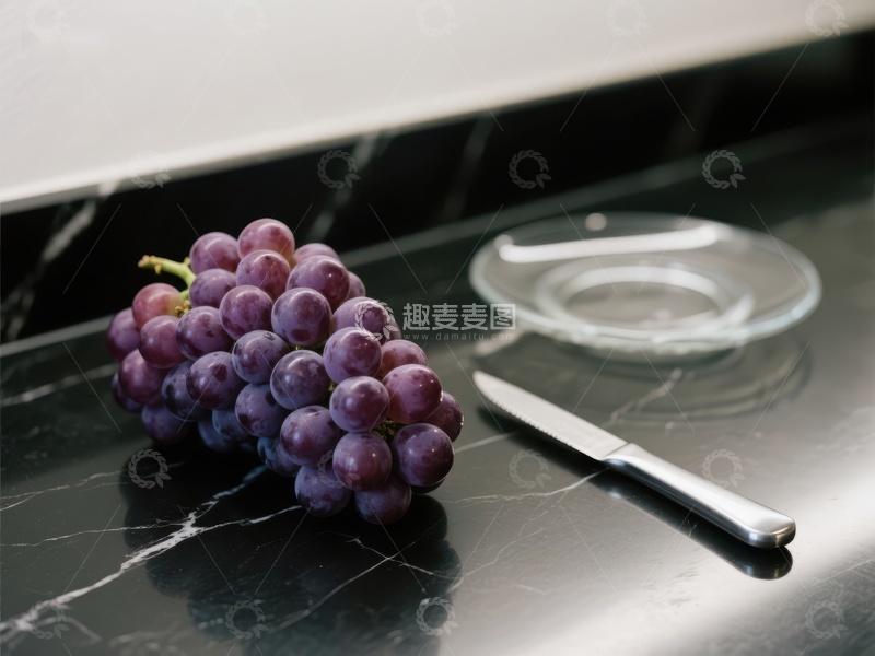 高清大图下载【趣麦麦图】葡萄与刀具置于黑色大理石台面