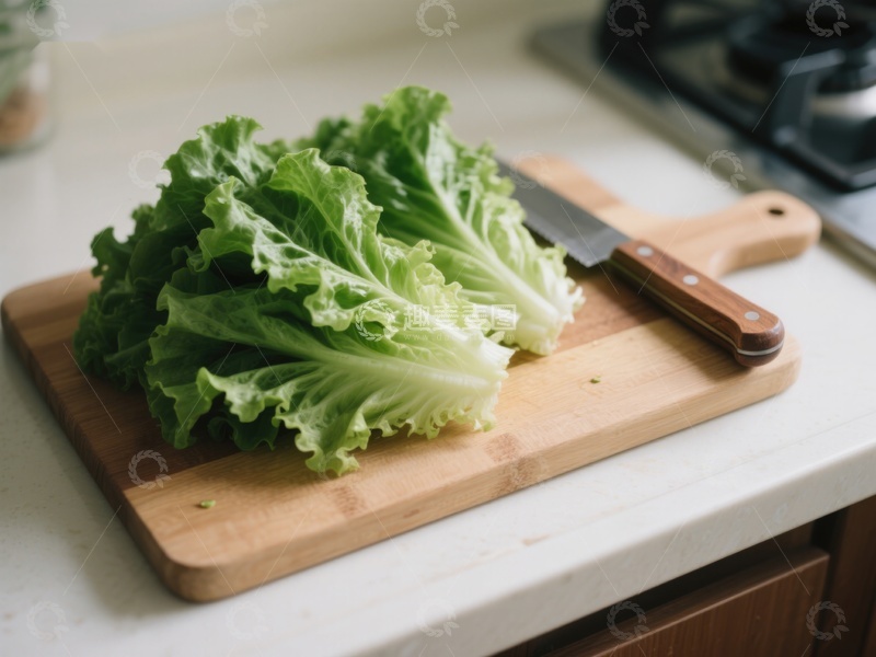 高清大图下载【趣麦麦图】新鲜生菜置于木质砧板上