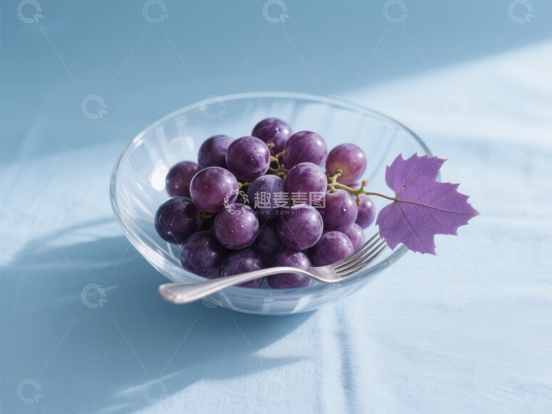 高清大图下载【趣麦麦图】透明碗中的紫色葡萄与枫叶