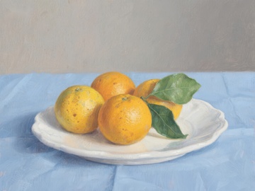 盘中橘子与绿叶