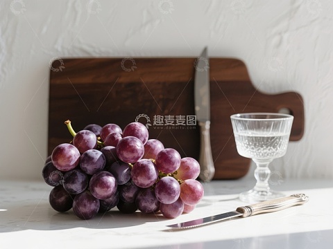 葡萄与餐具静物组合