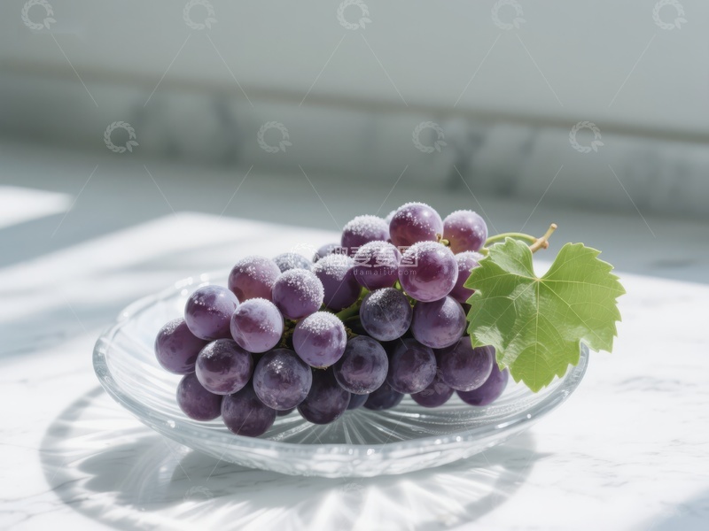 高清大图下载【趣麦麦图】紫葡萄置于透明碟中，绿叶点缀