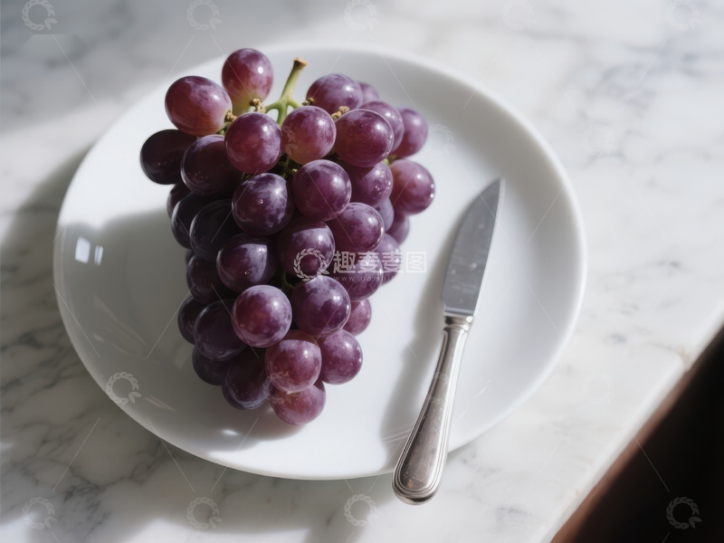 高清大图下载【趣麦麦图】葡萄与刀置于白色盘上