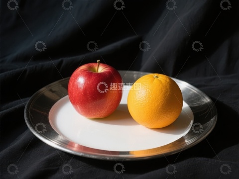 苹果与橙子置于银盘