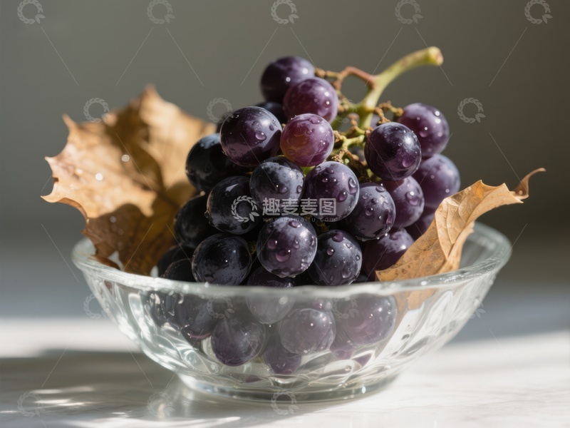 高清大图下载【趣麦麦图】玻璃碗中的紫葡萄与秋叶