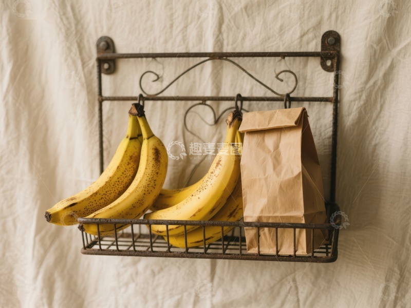 高清大图下载【趣麦麦图】金属篮中悬挂的香蕉与纸袋