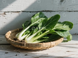 新鲜青菜置于竹篮中