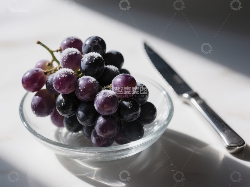 高清大图下载【趣麦麦图】透明碗中的紫葡萄与刀具
