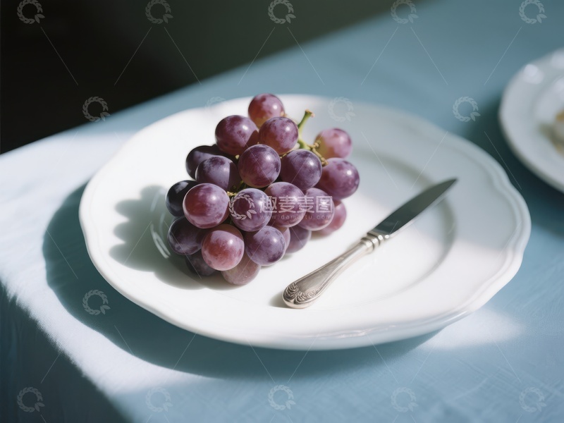 高清大图下载【趣麦麦图】盘中紫葡萄与银刀