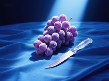 紫葡萄与刀具的静物特写