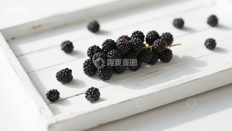 高清大图下载【趣麦麦图】桑葚散落于白色木板之上