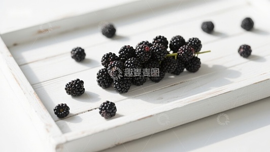 桑葚散落于白色木板之上