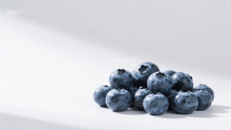 高清大图下载【趣麦麦图】新鲜蓝莓静置在白色背景上