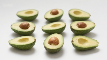 新鲜切开的鳄梨展示