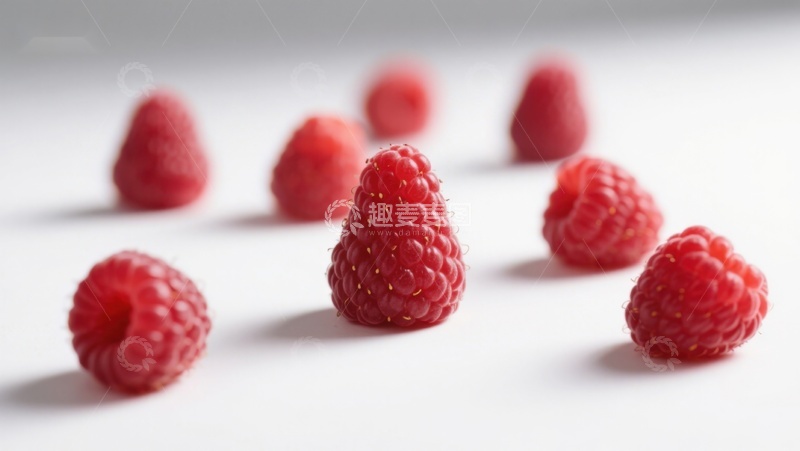 高清大图下载【趣麦麦图】新鲜覆盆子散落白色背景