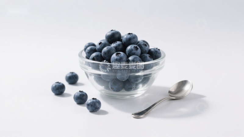 高清大图下载【趣麦麦图】蓝莓盛于玻璃碗中，旁置银勺