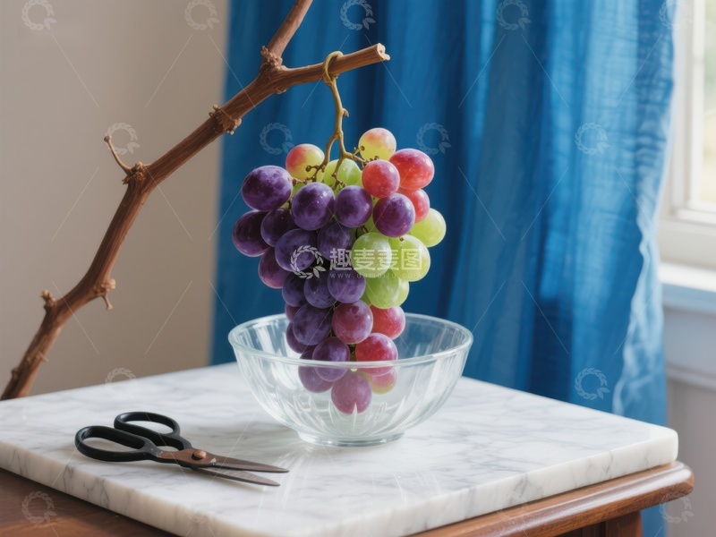 高清大图下载【趣麦麦图】葡萄串置于透明碗中，背景蓝色窗帘