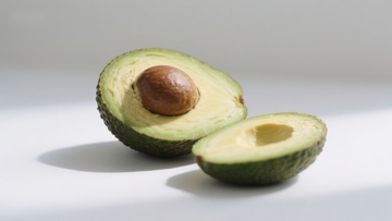 切开的牛油果展示