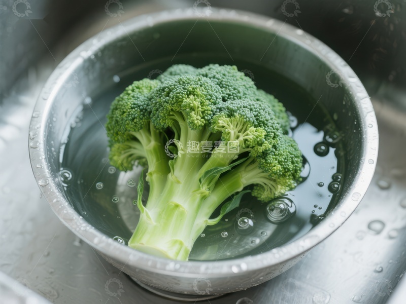 高清大图下载【趣麦麦图】新鲜西兰花在水中清洗