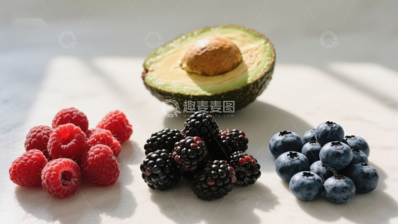 高清大图下载【趣麦麦图】新鲜水果组合：覆盆子、黑莓、蓝莓与牛油果