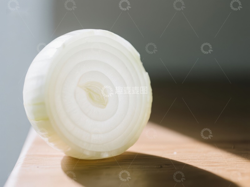 高清大图下载【趣麦麦图】切片洋葱静置于木质台面