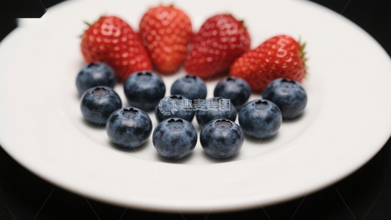 高清大图下载【趣麦麦图】蓝莓与草莓的清新组合
