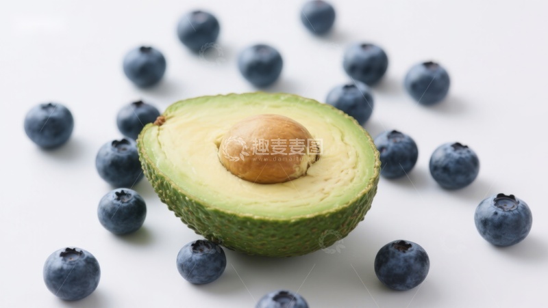 高清大图下载【趣麦麦图】切开的牛油果与蓝莓环绕