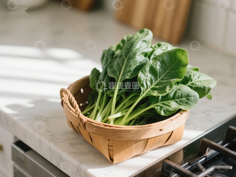 高清大图下载【趣麦麦图】新鲜菠菜置于编织篮中