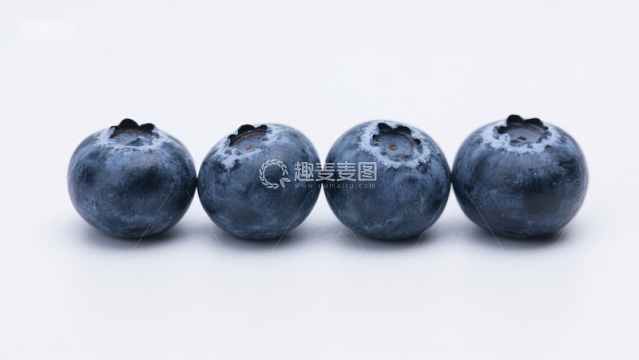 四颗蓝莓整齐排列
