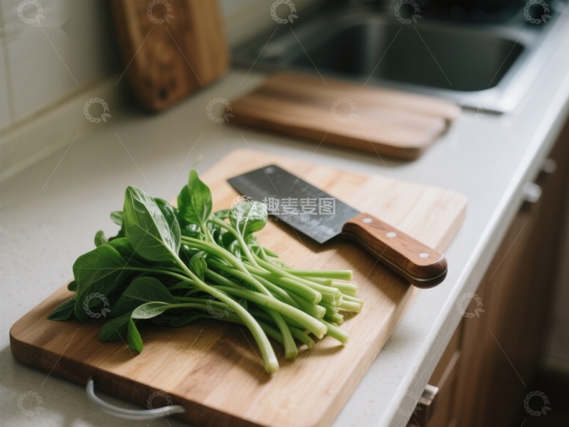 高清大图下载【趣麦麦图】厨房案板上的新鲜蔬菜与刀具
