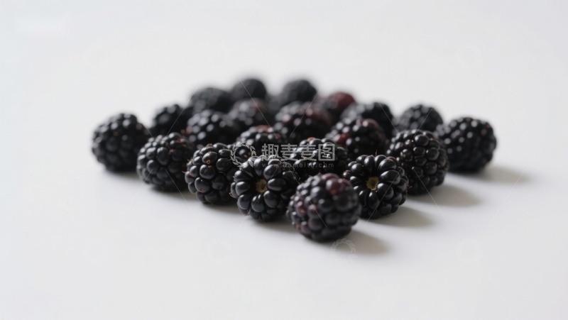 高清大图下载【趣麦麦图】新鲜黑莓堆叠在白色背景上