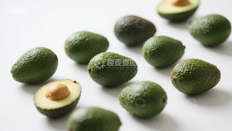 高清大图下载【趣麦麦图】新鲜牛油果散落桌面