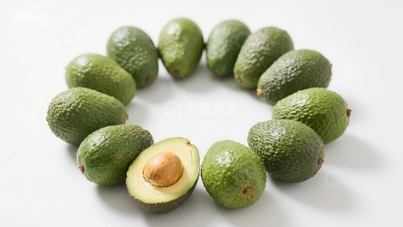 高清大图下载【趣麦麦图】新鲜牛油果围成圈，一半切开展示果肉