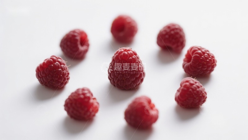 高清大图下载【趣麦麦图】新鲜覆盆子散落白色背景