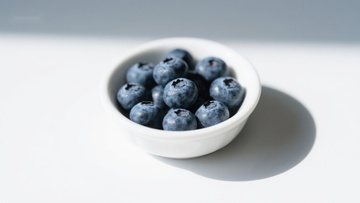 白色碗中的新鲜蓝莓