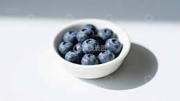 白色碗中的新鲜蓝莓