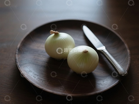 盘中洋葱与刀具