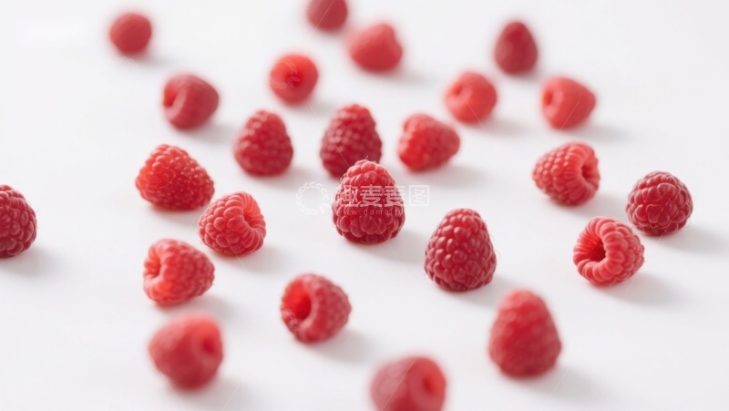 高清大图下载【趣麦麦图】新鲜覆盆子散落白色背景