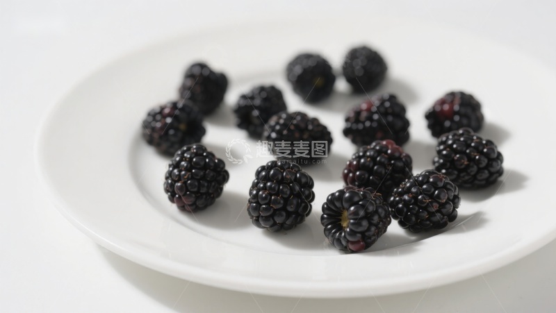高清大图下载【趣麦麦图】白色盘子上的新鲜黑莓