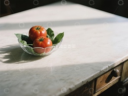 阳光下的番茄与绿叶