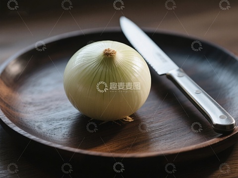 洋葱与刀置于木质盘上
