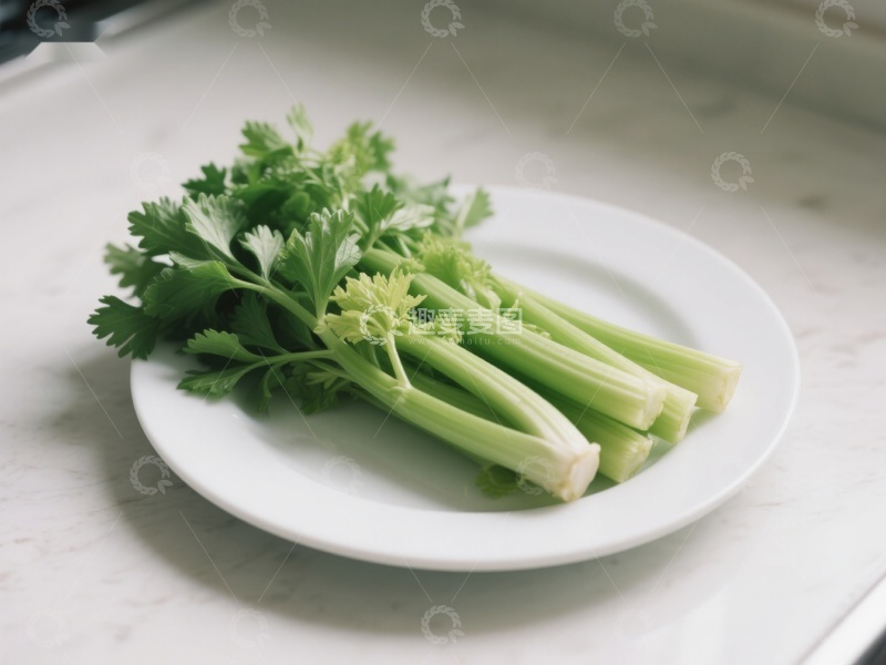 高清大图下载【趣麦麦图】新鲜芹菜置于白色盘中
